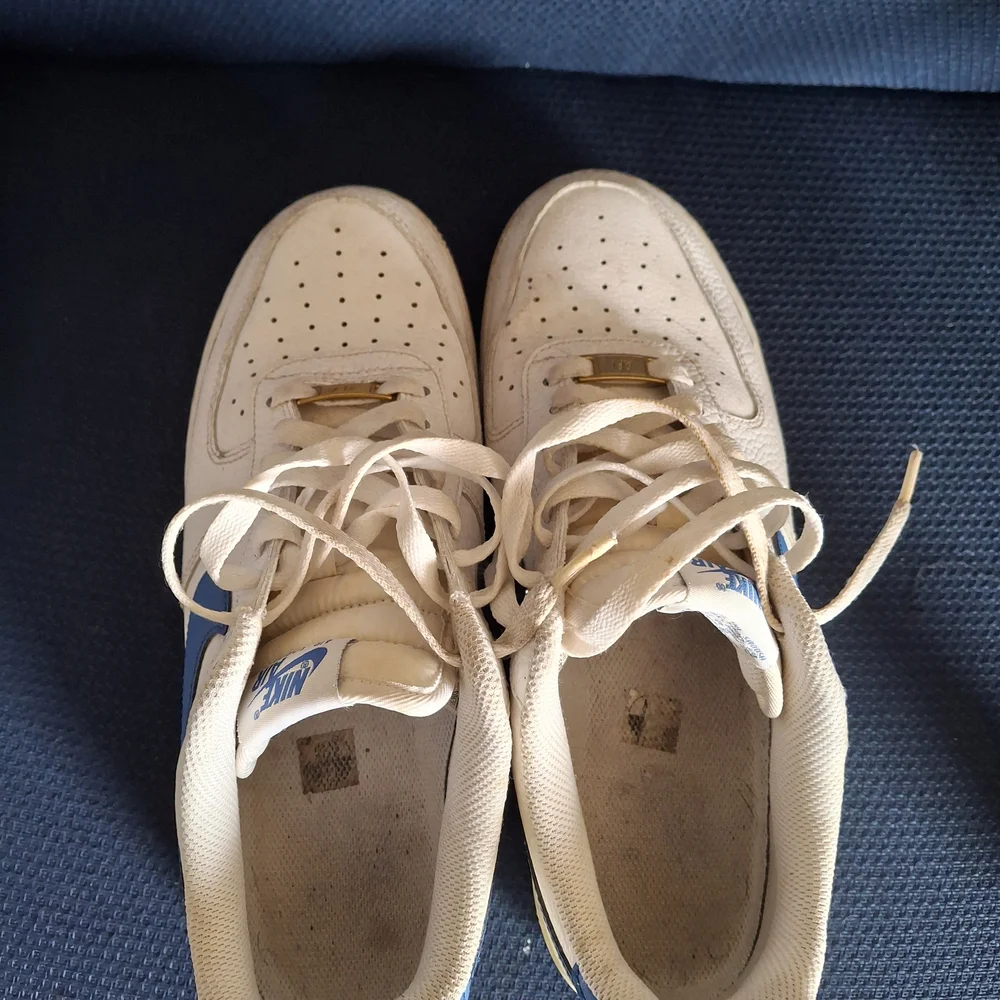 Nike Men’s Air Force 1 White Leather Sneakers with Blue Swoosh - Picture 5 of 6
